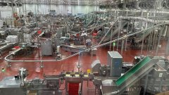 <b>一根火腿肠从原料肉进入</b>